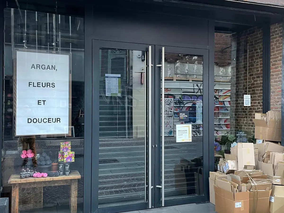 Vitrine de magasin cosmétiques, entrée vitrée