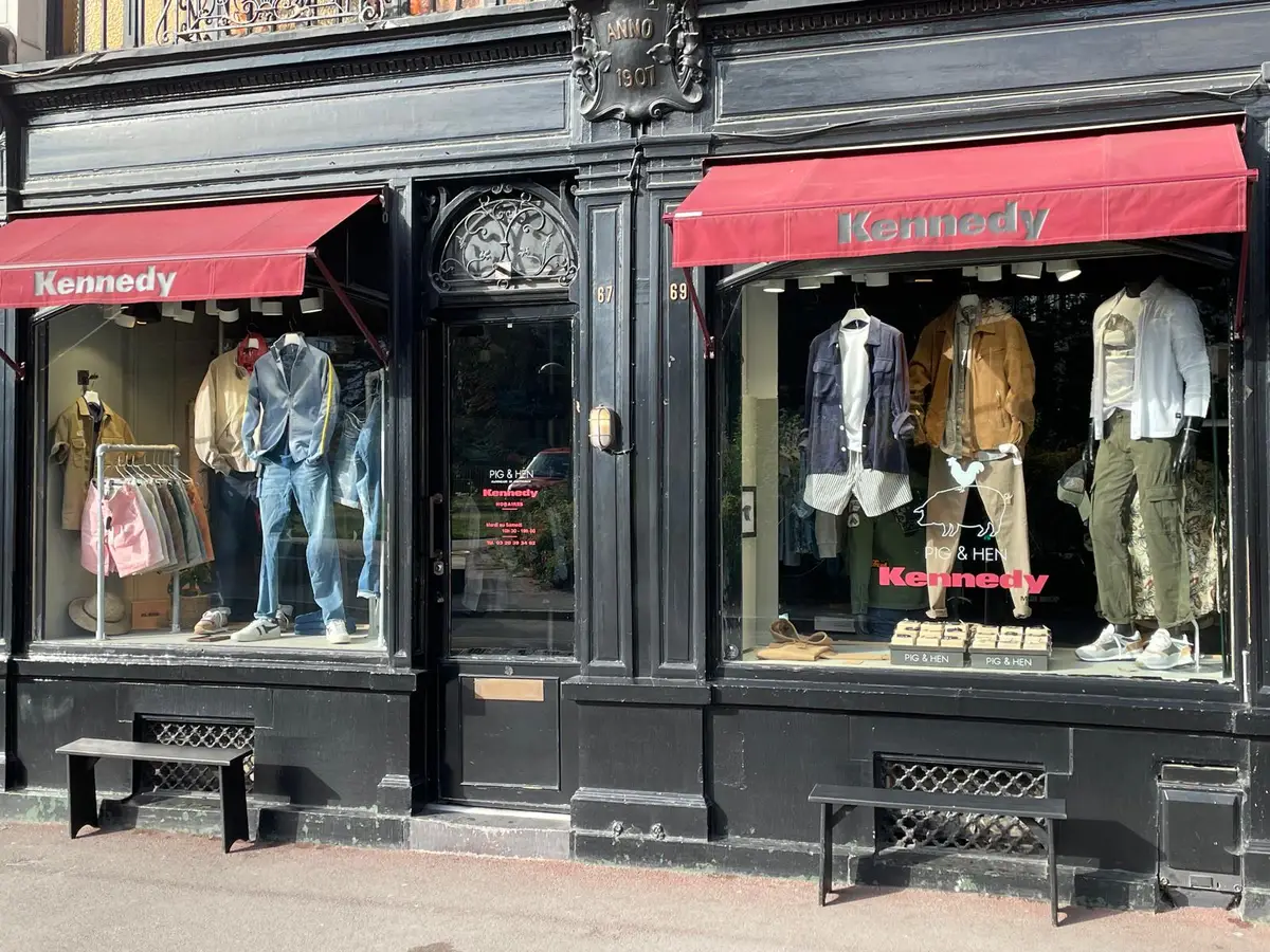Vitrines de boutique de vêtements avec stores rouges