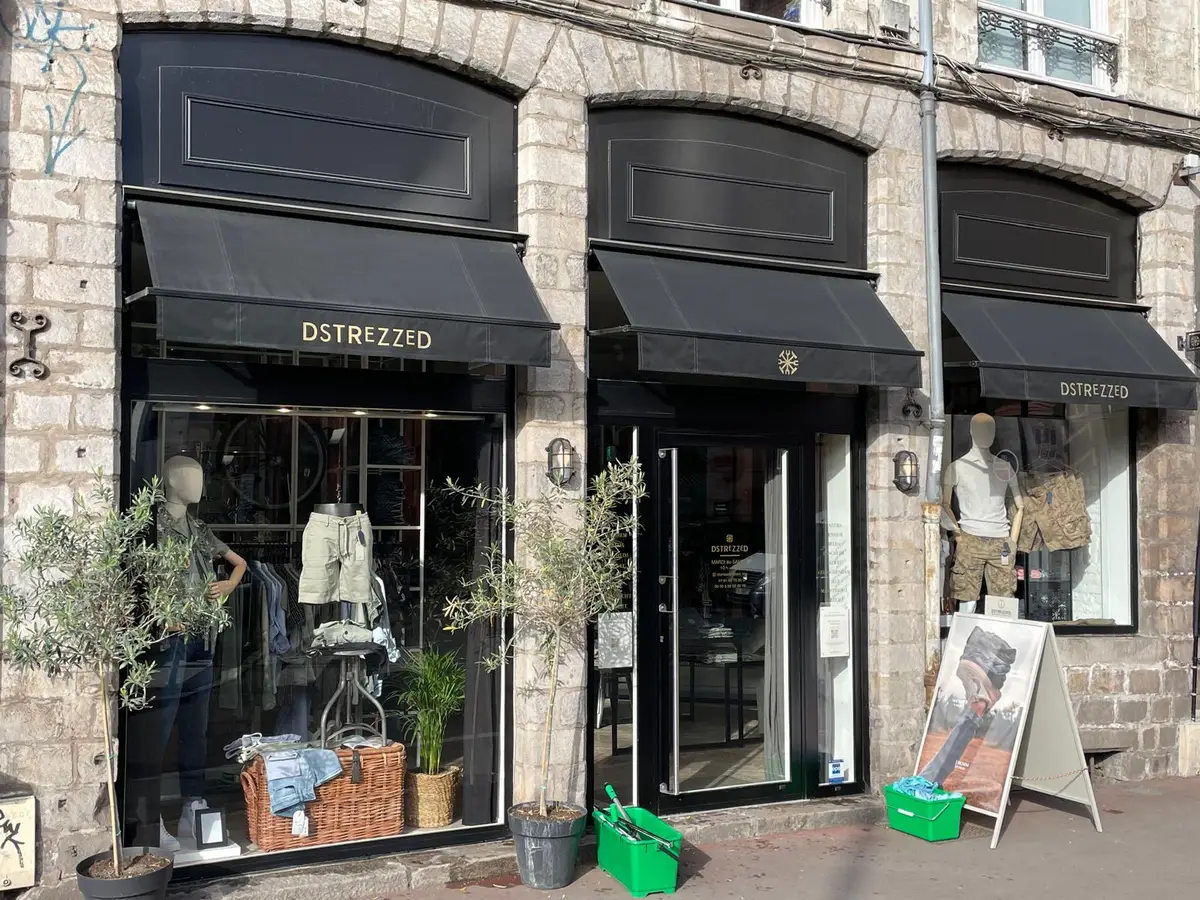 Vitrines de boutique de mode avec stores noirs