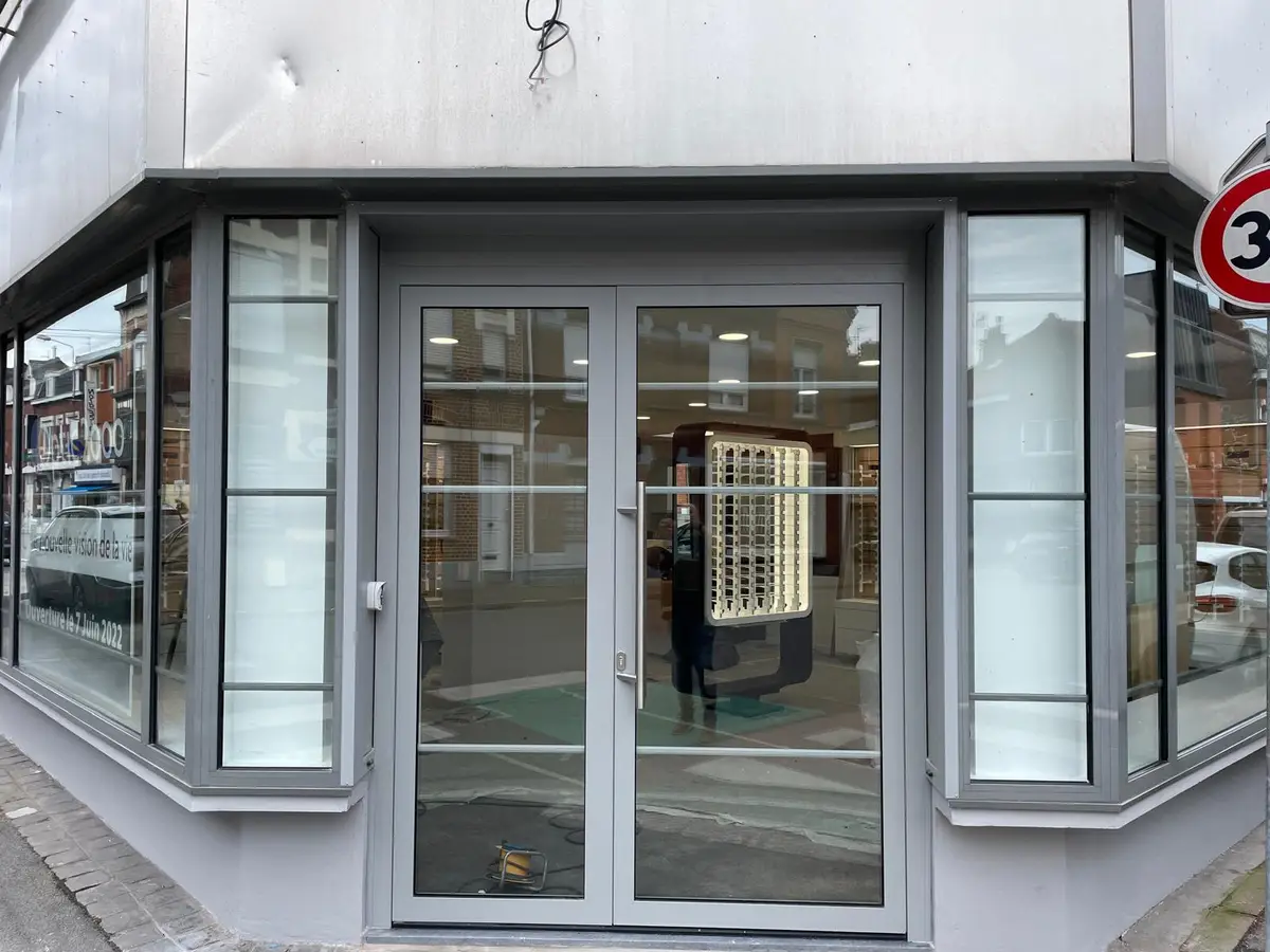 Vitrines d'un commerce neuf, vitrage propre