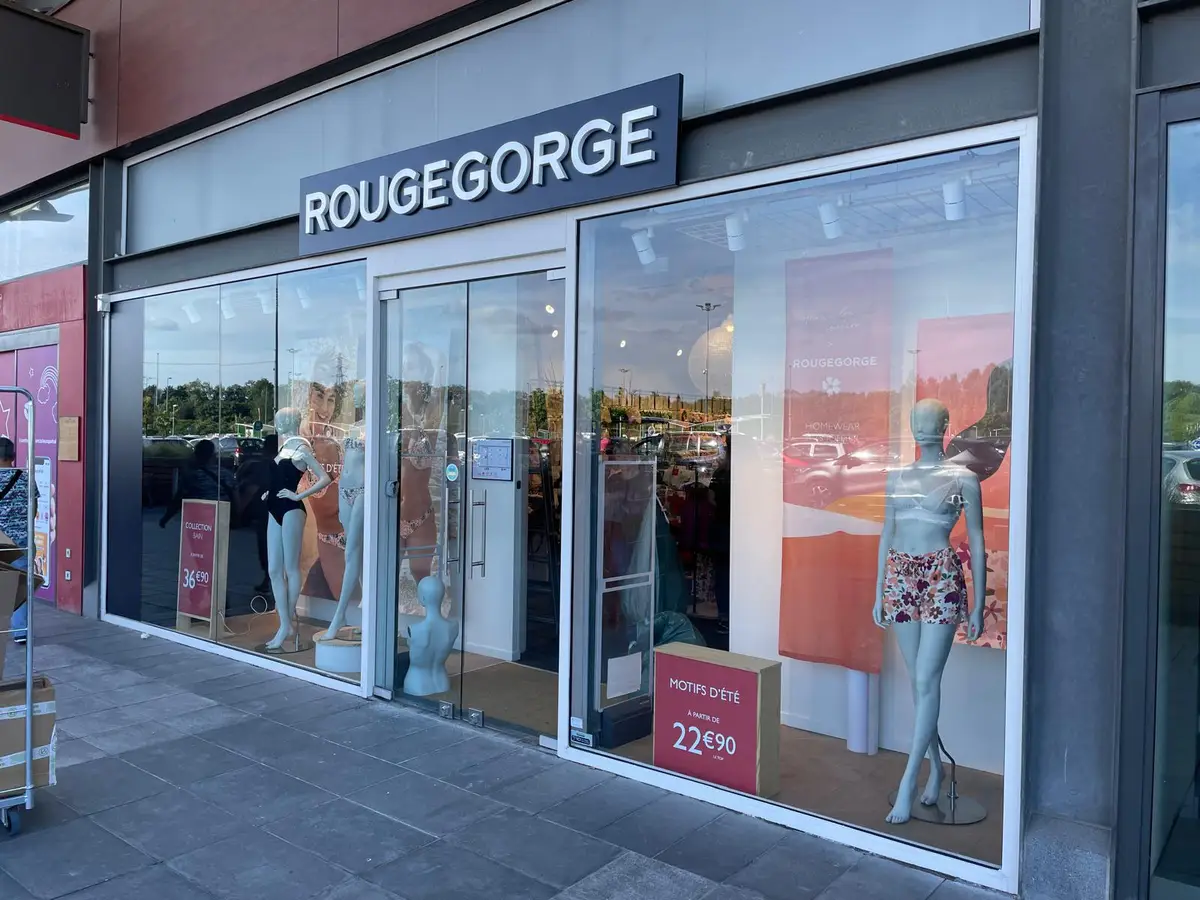Vitrines de magasin de prêt-à-porter sous galerie