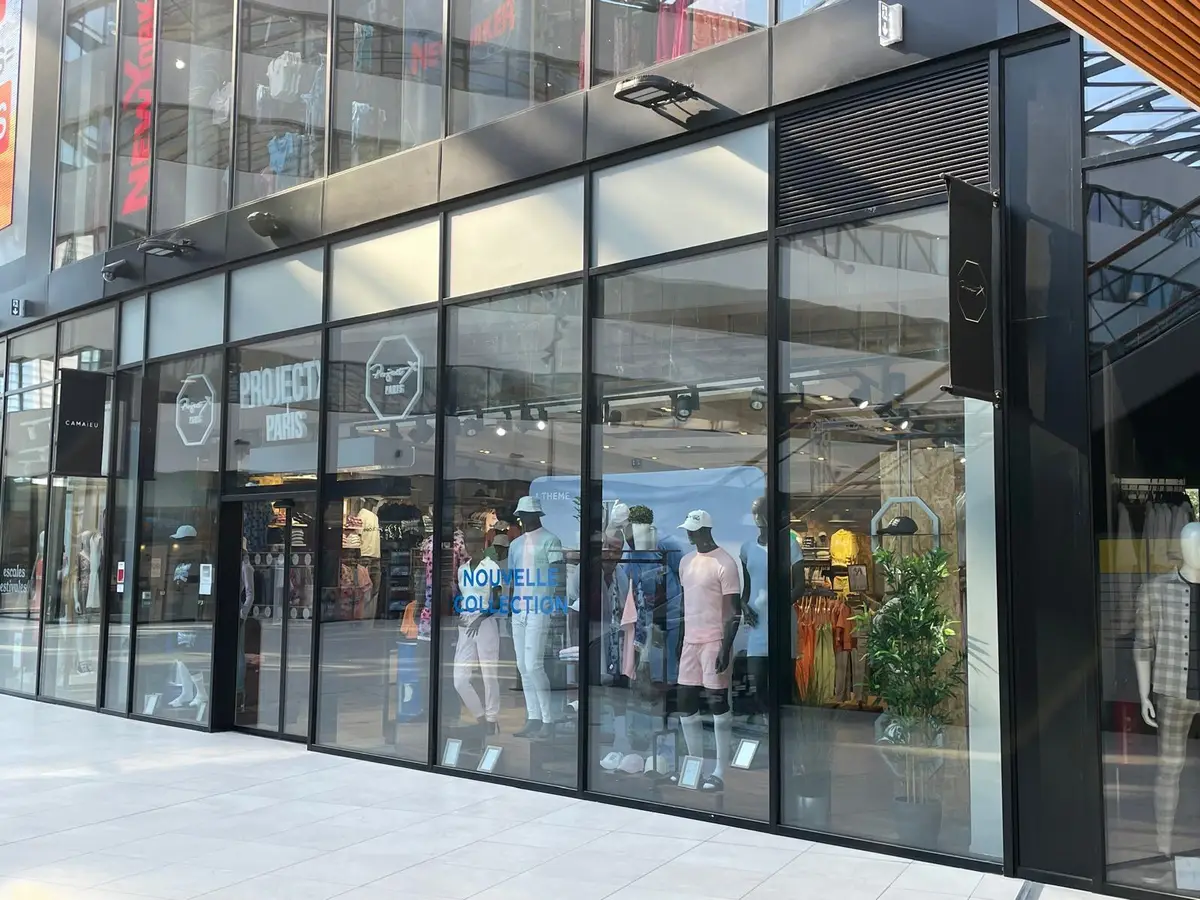 Vitrines de magasin de prêt-à-porter sous galerie