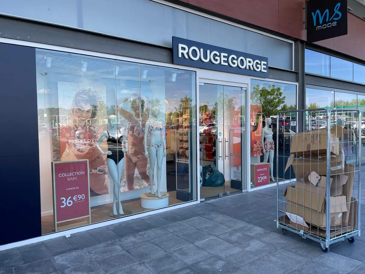 Vitrines de magasin de prêt-à-porter sous galerie