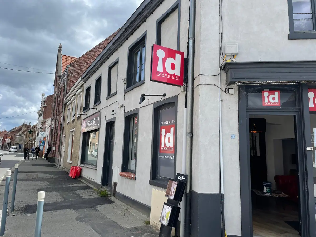 Vitrines d'agences immobilières en centre-ville