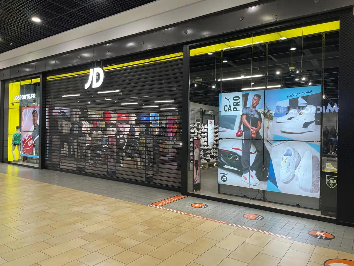 Vitrine de magasin de sport en galerie commerciale