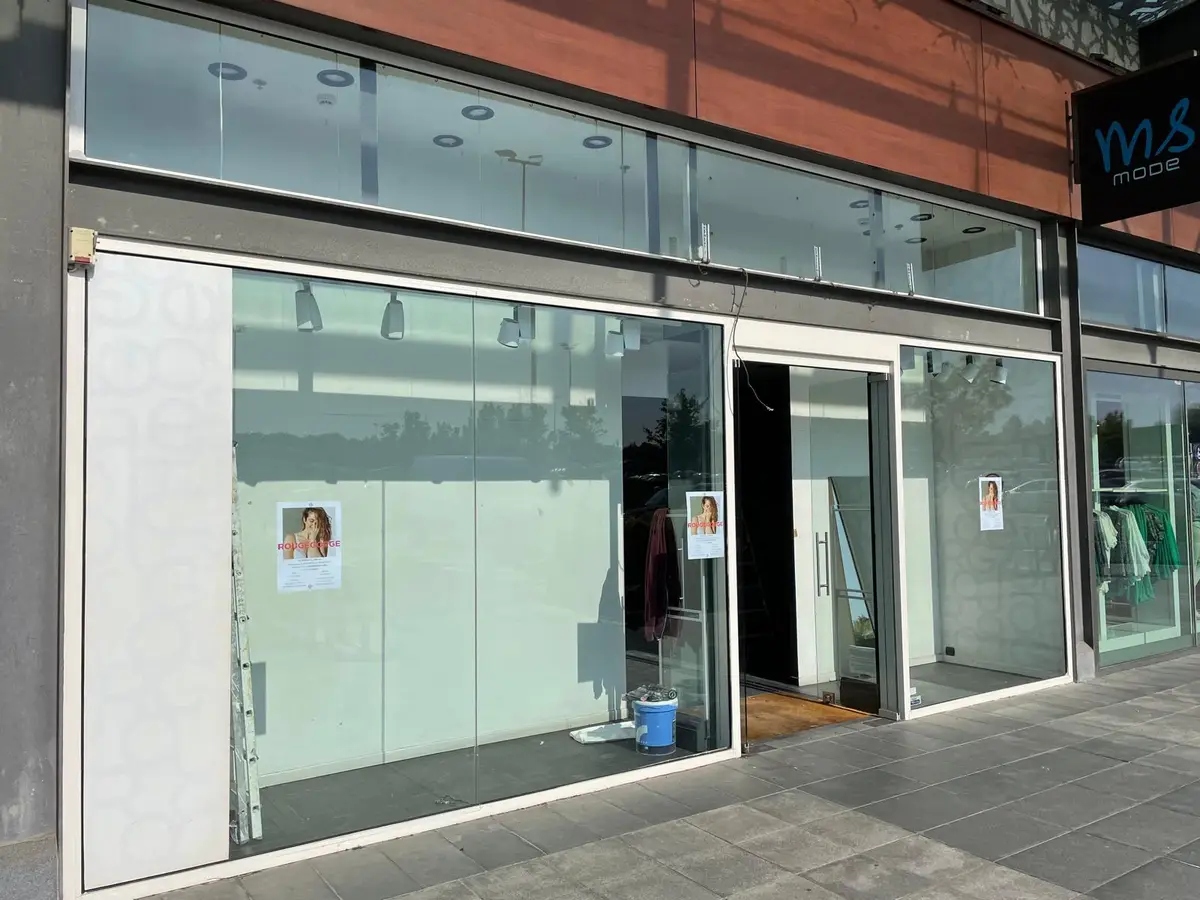 Vitrine de local commercial, vitres propres