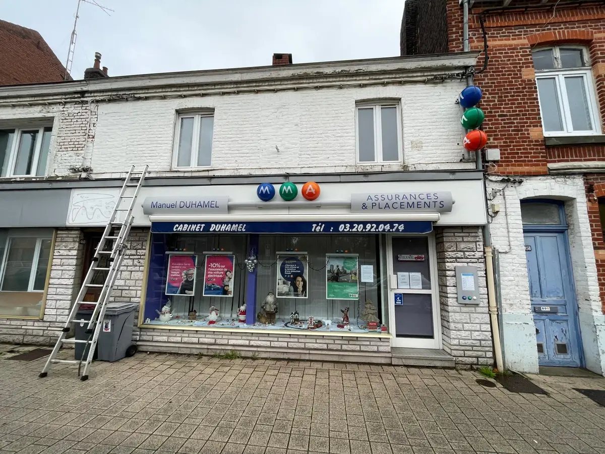 Façade d'agence d'assurance, vitrine et enseigne
