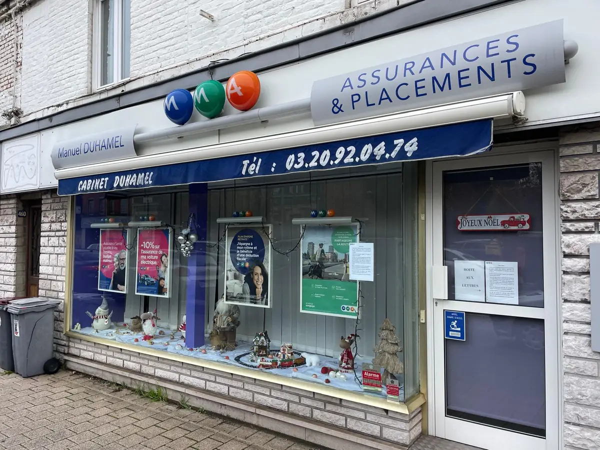 Façade d'agence d'assurance, vitrine et enseigne