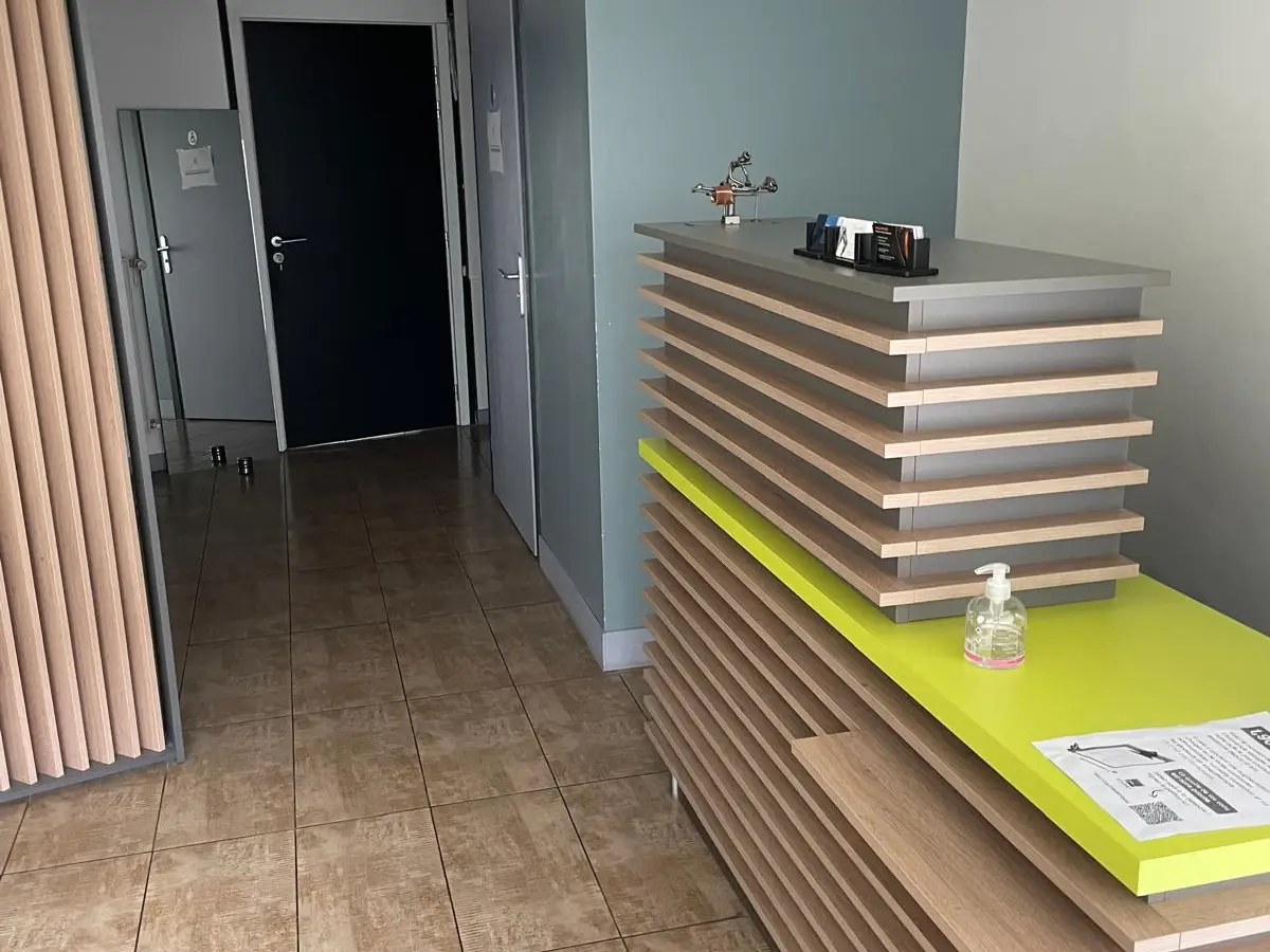Réception neuve avec comptoir en bois et sol carrelé après travaux