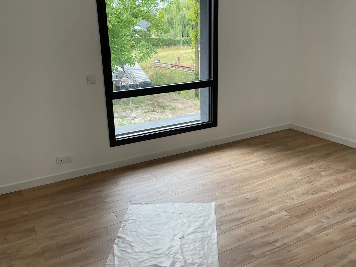 Maison neuve : parquet protégé avant nettoyage de fin de chantier