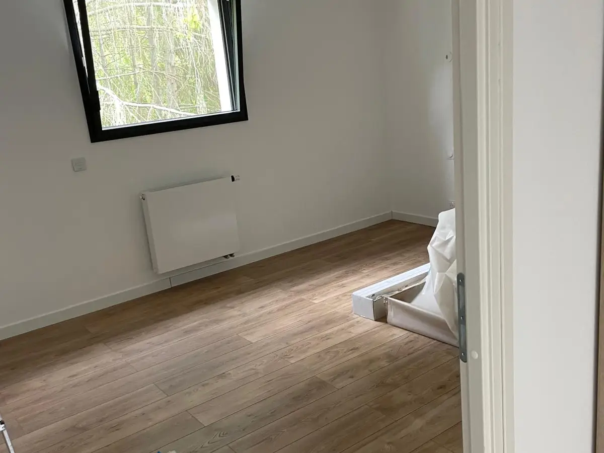 Maison neuve : parquet protégé avant nettoyage de fin de chantier