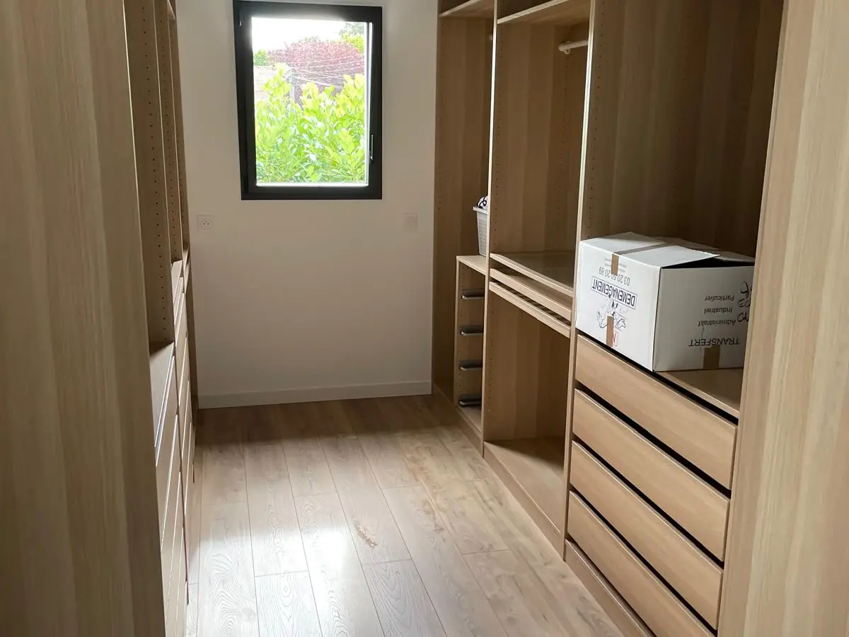 Dressing neuf aux rangements en bois clair