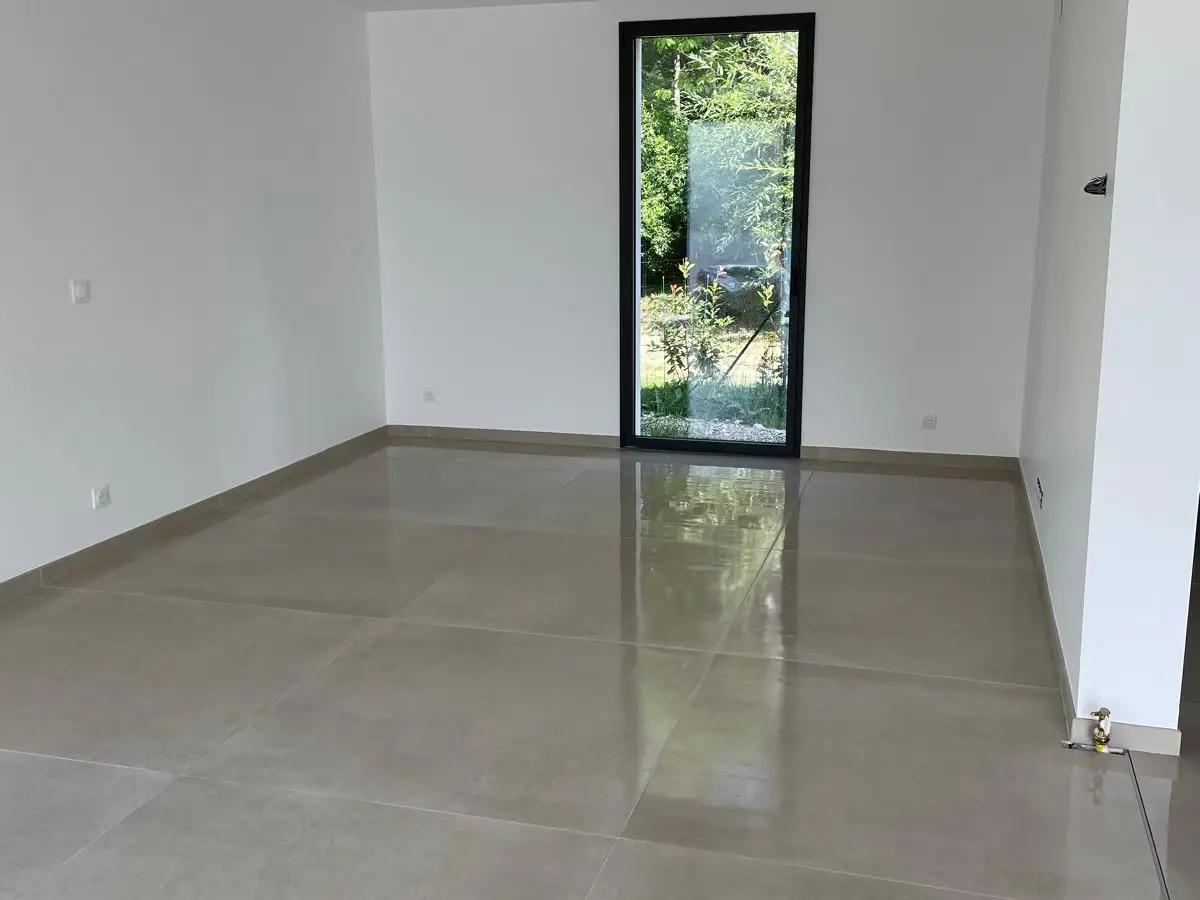Séjour neuf au carrelage grand format brillant