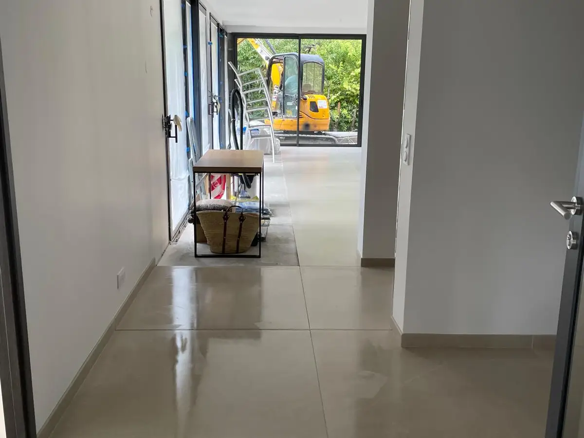 Couloir de maison neuve au carrelage brillant