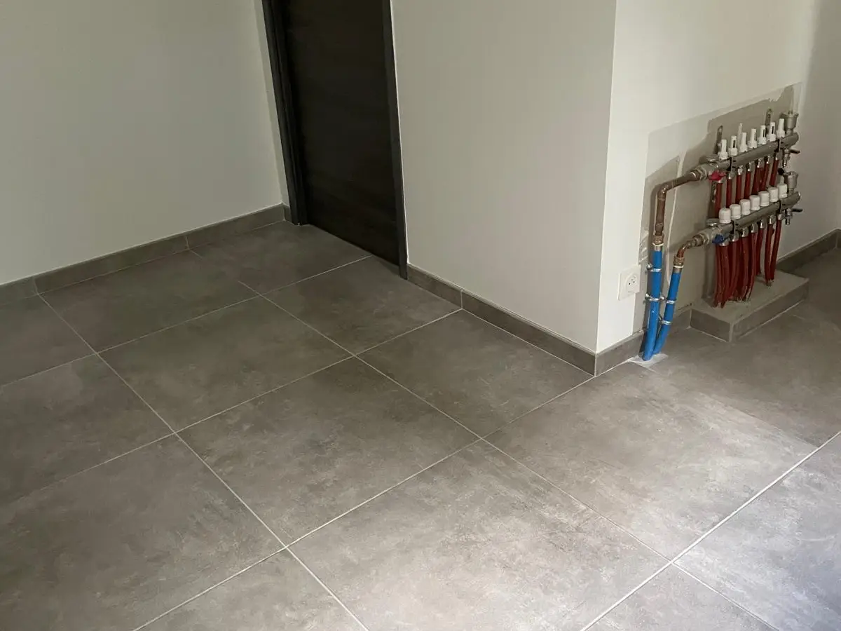 Couloir de maison neuve au carrelage brillant