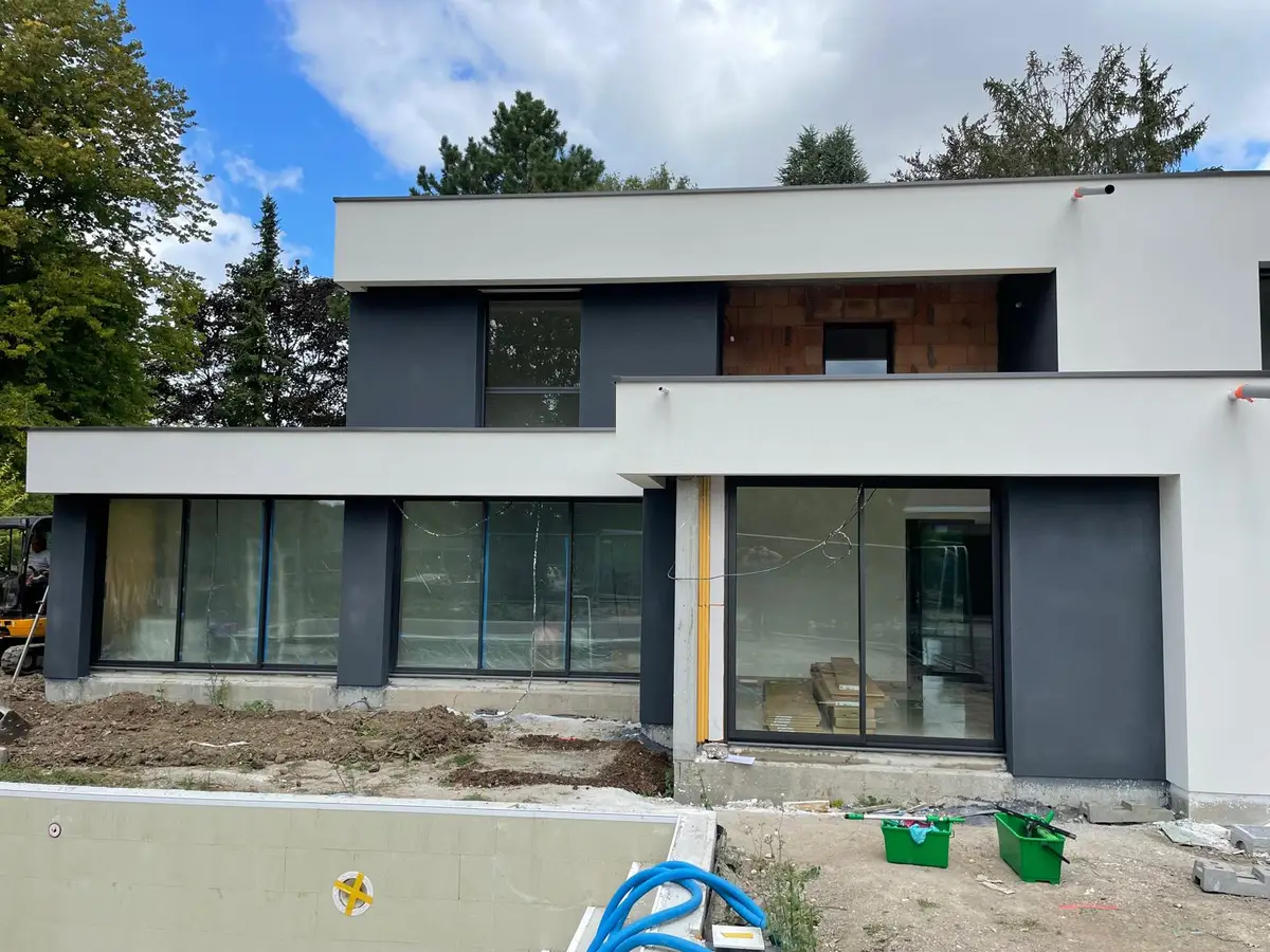 Façade d'une maison contemporaine neuve