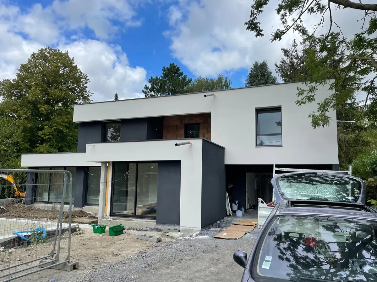 Façade d'une maison contemporaine neuve