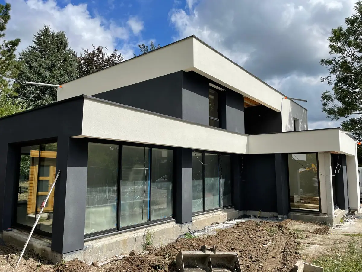 Façade d'une maison contemporaine neuve