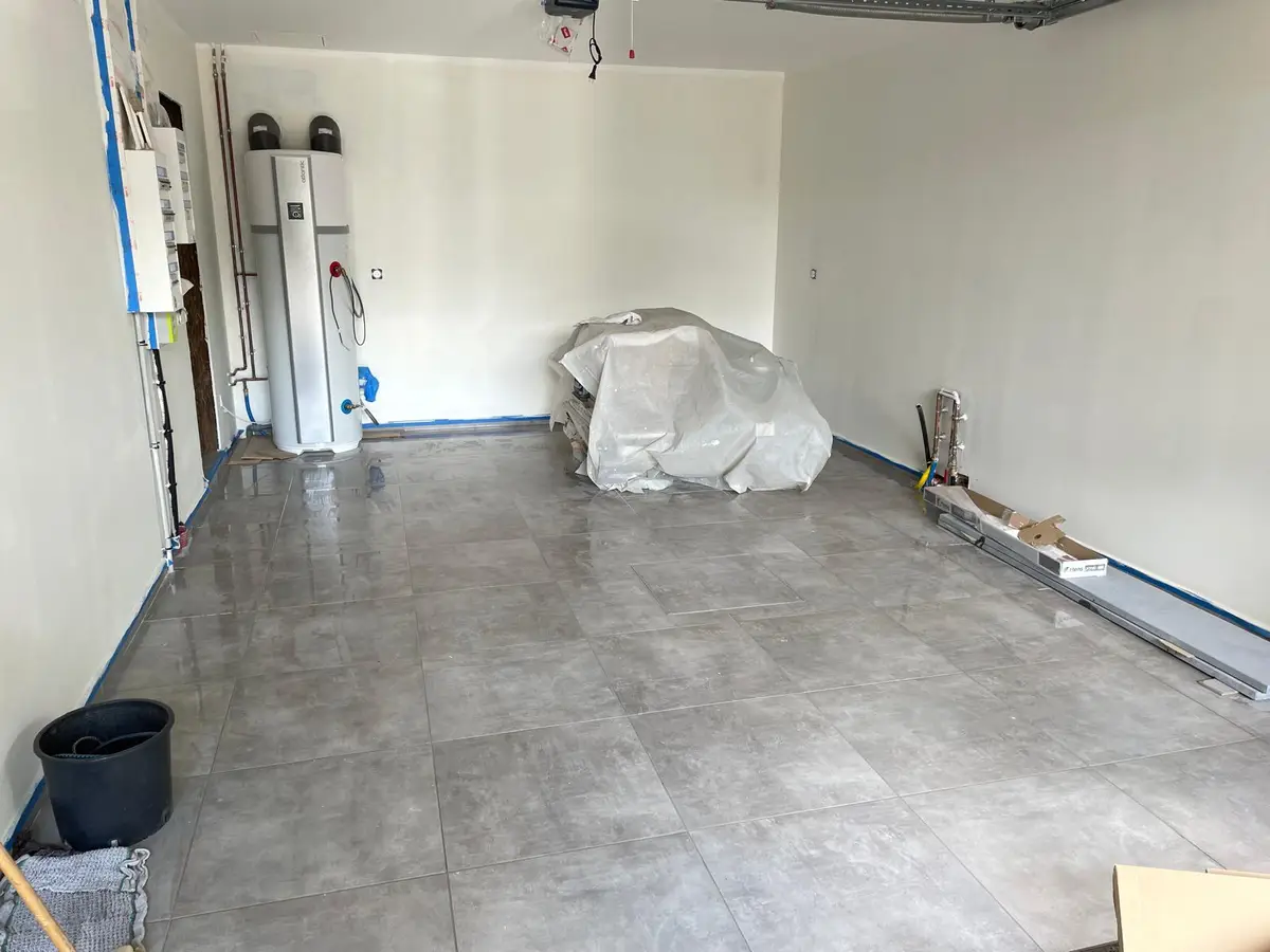 Garage neuf au sol carrelé