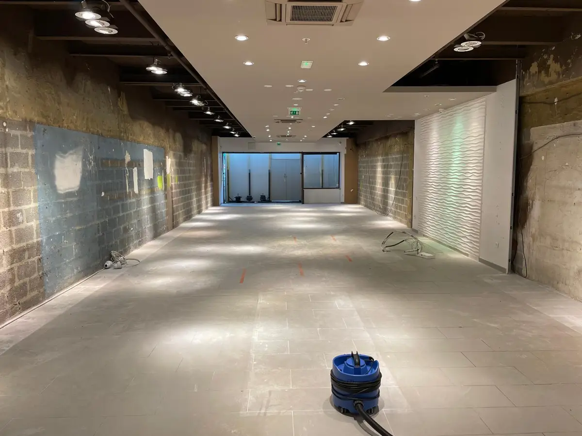 Grand local commercial en rénovation, sol terne avant nettoyage
