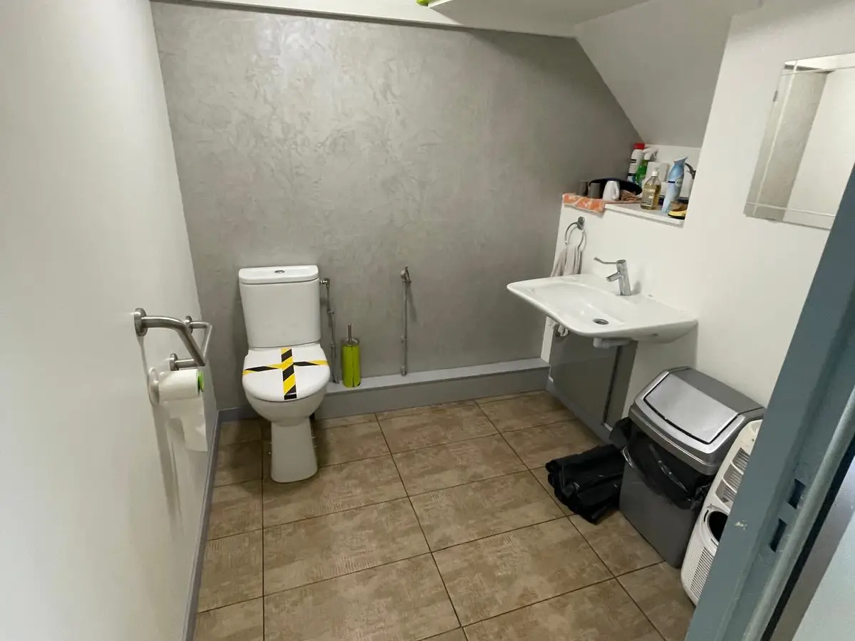 WC neufs avec carrelage bois et vasque en pierre