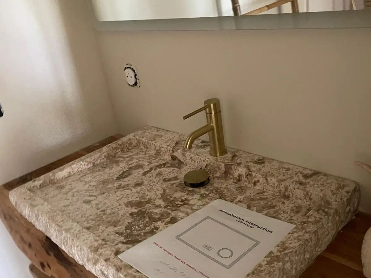 WC neufs avec carrelage bois et vasque en pierre
