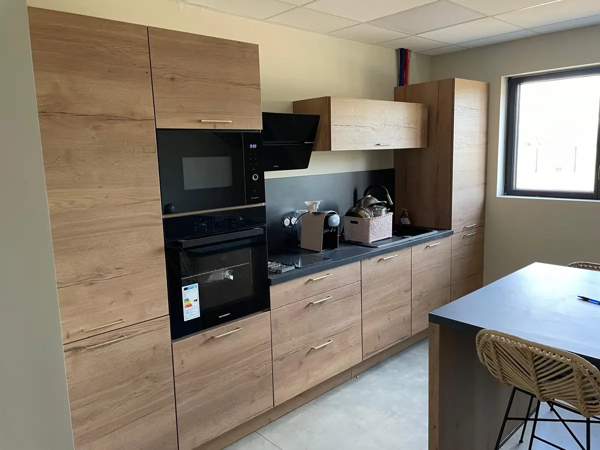 Cuisine neuve en bois avec électroménager noir