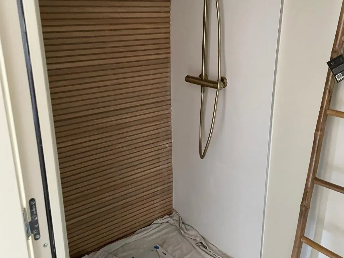 Douche neuve en bois