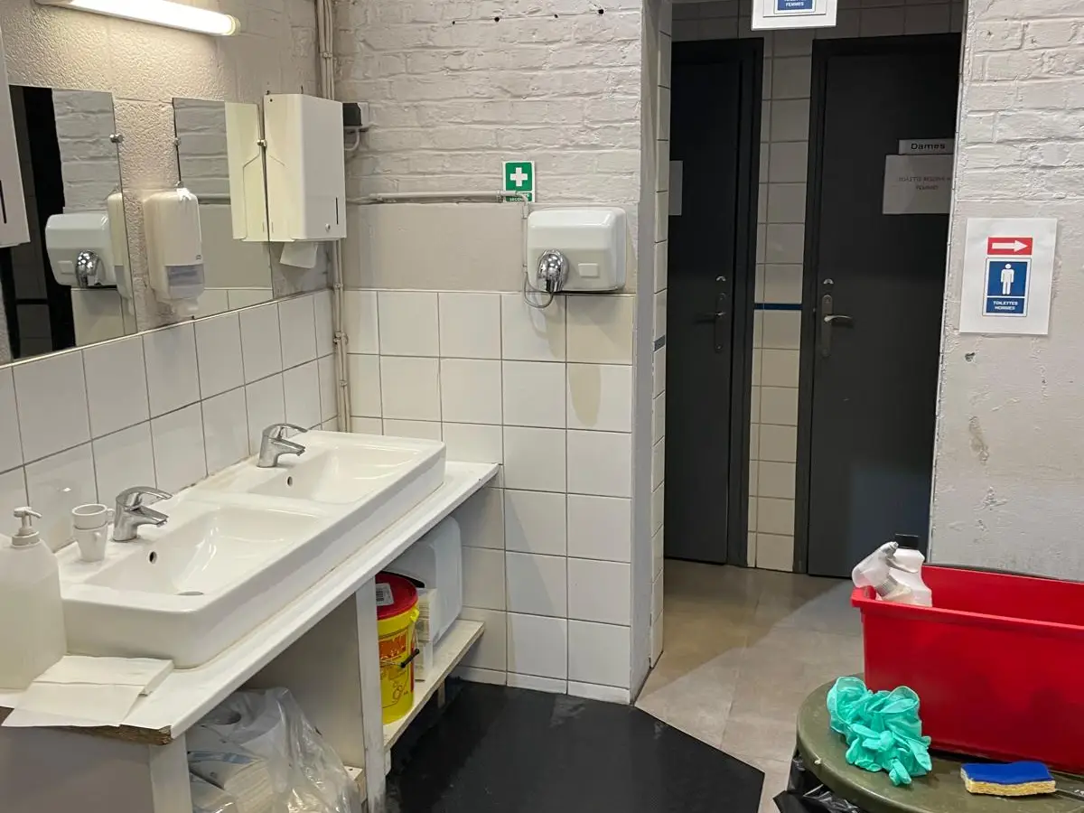 Sanitaires d'un atelier : lavabos et WC carrelés