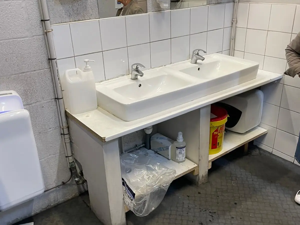 Sanitaires d'un atelier : lavabos et WC carrelés
