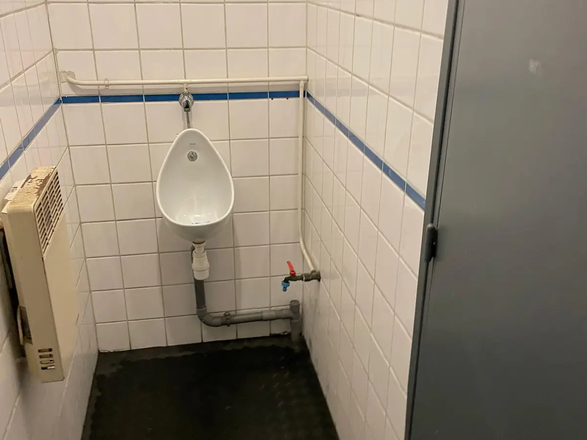 Sanitaires d'un atelier : lavabos et WC carrelés