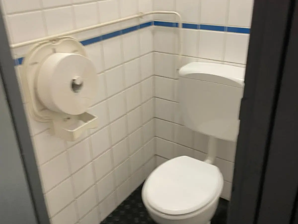 Sanitaires d'un atelier : lavabos et WC carrelés