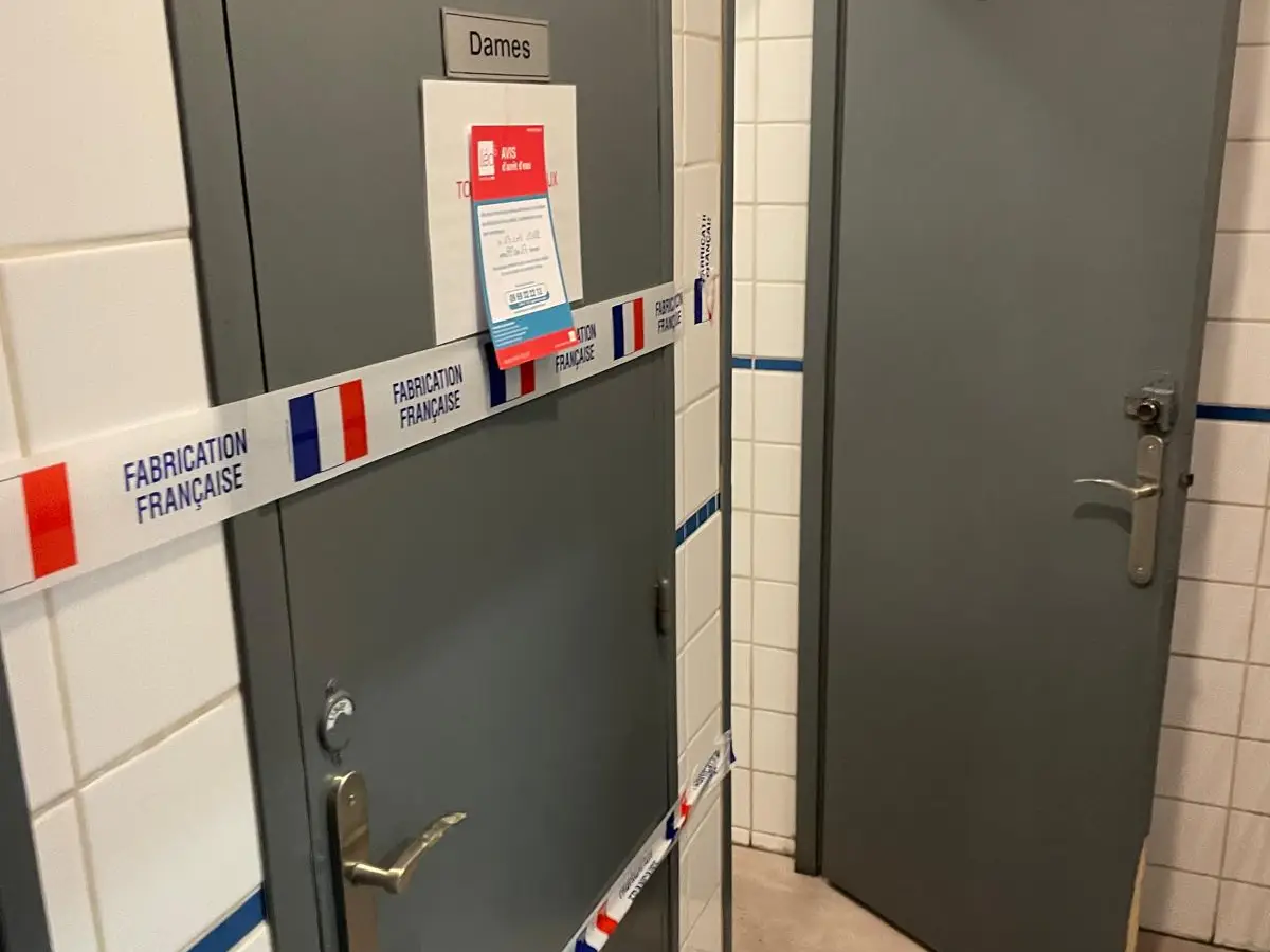 Portes de sanitaires d'entreprise