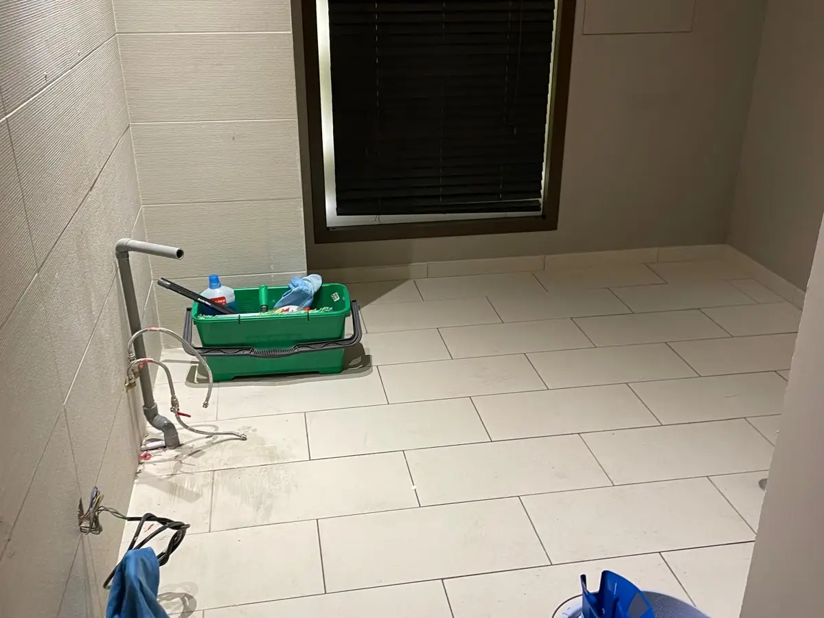 Salle d'eau en cours de nettoyage de fin de chantier