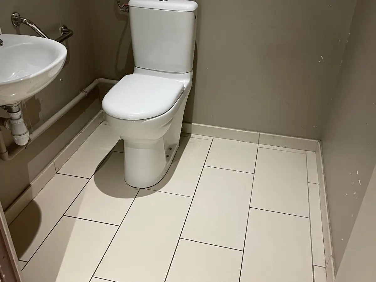 WC dans un local commercial, carrelage clair