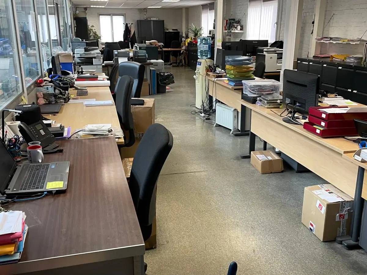 Espace de bureaux ouvert avec postes de travail