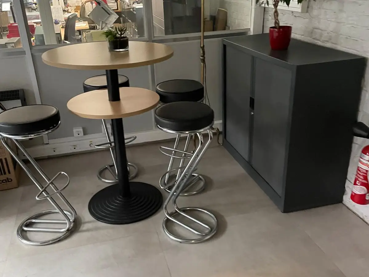 Coin café avec tabourets, entrée d'entreprise