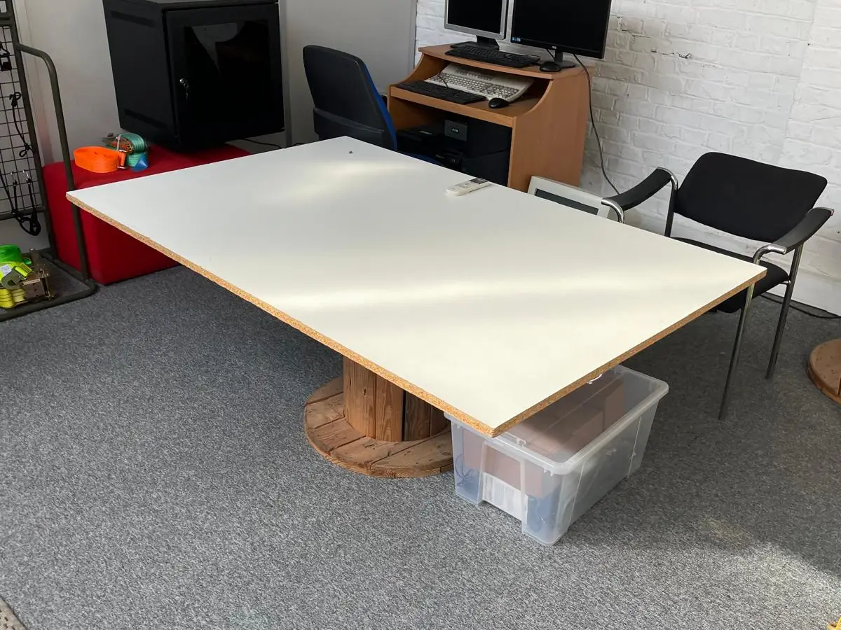 Bureau avec moquette grise propre