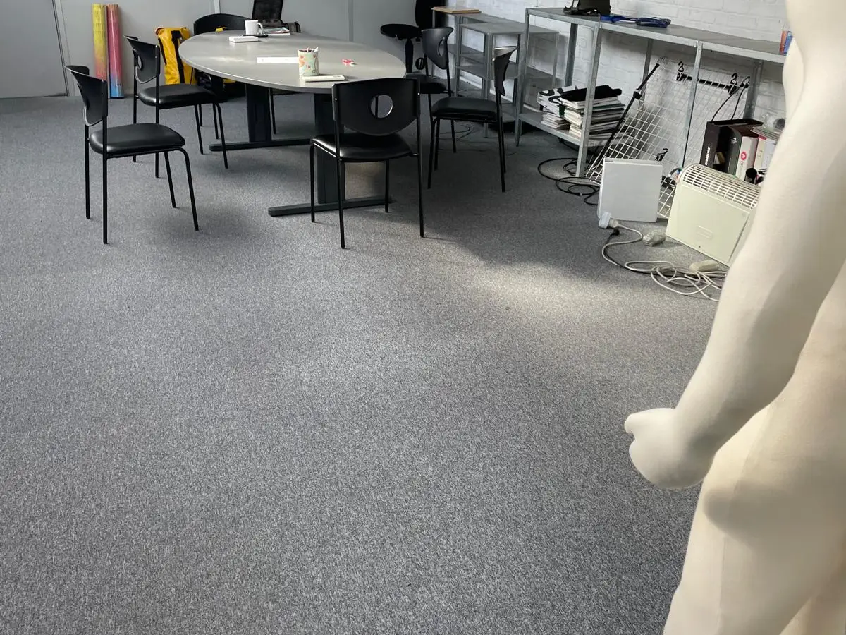 Salle de réunion et bureaux à moquette entretenue