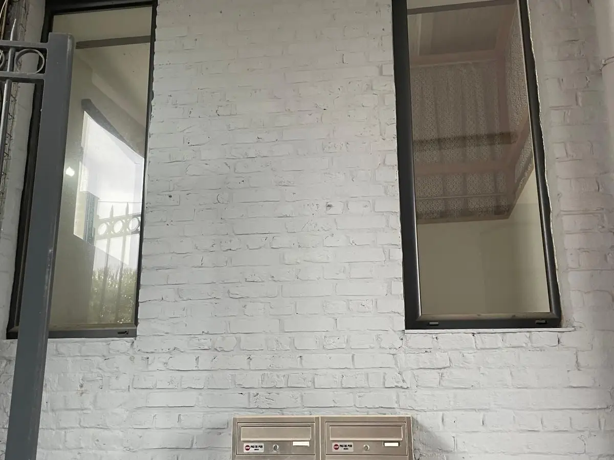 Façade blanche avec fenêtres et boîtes aux lettres d'immeuble