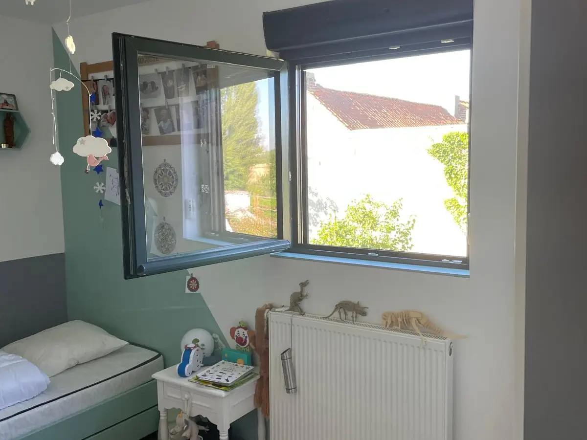 Chambre et salle de bain d'un logement nettoyés