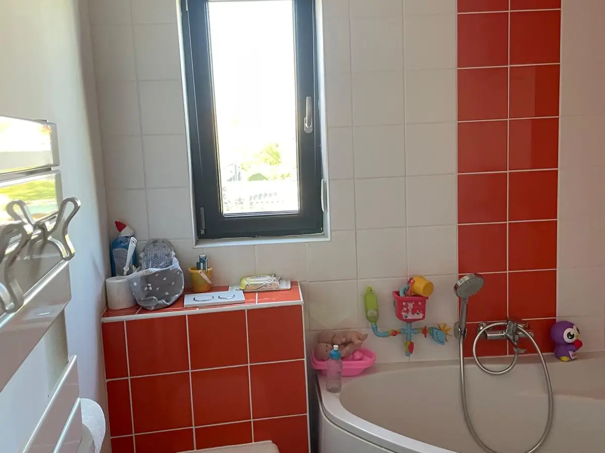 Chambre et salle de bain d'un logement nettoyés