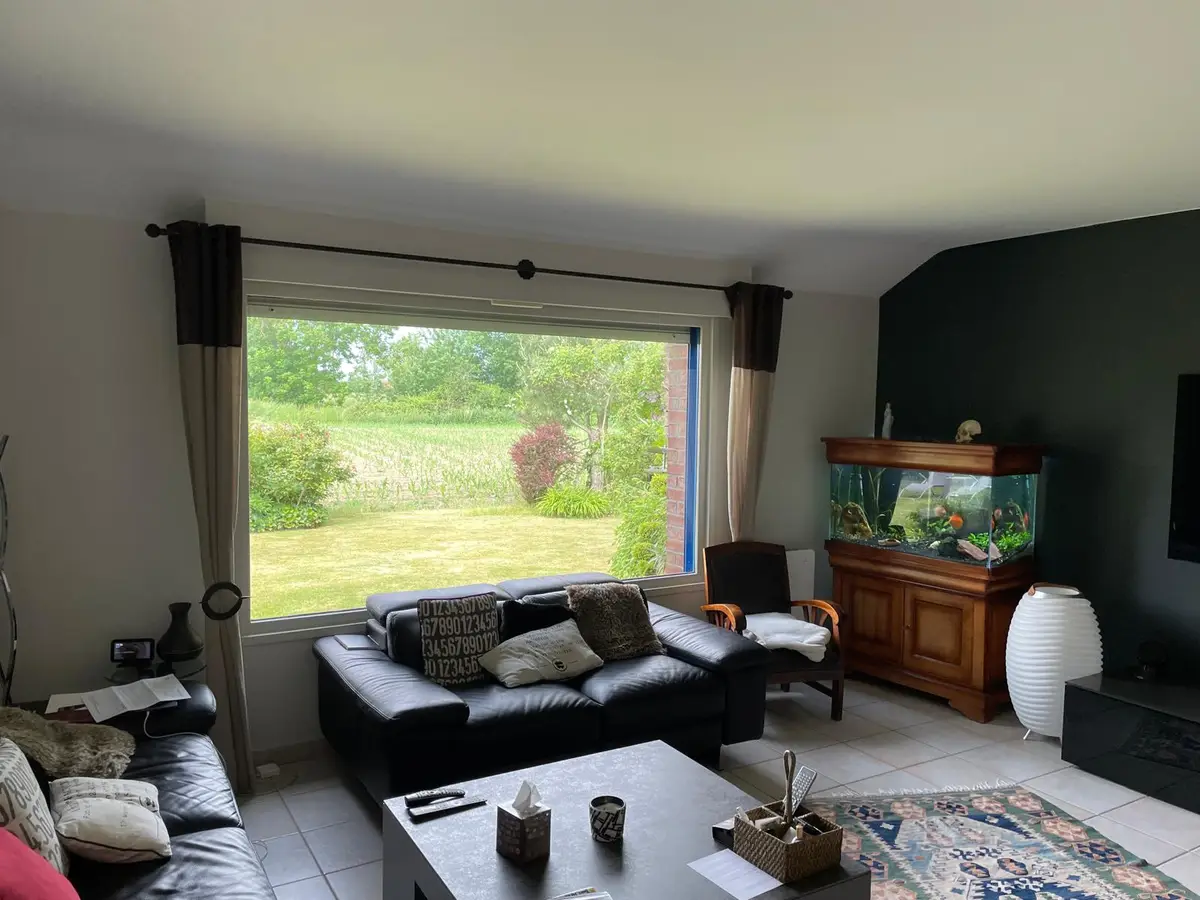 Séjour avec grande baie sur jardin