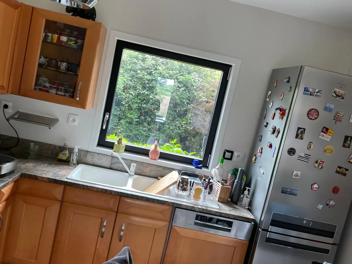 Cuisine d'un logement, plans de travail propres