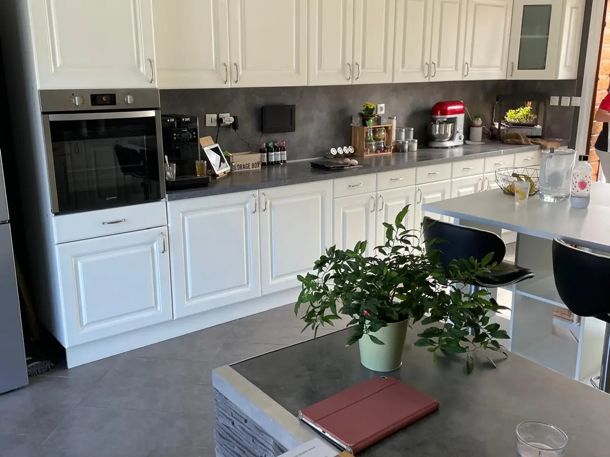 Cuisine d'un logement, plans de travail propres