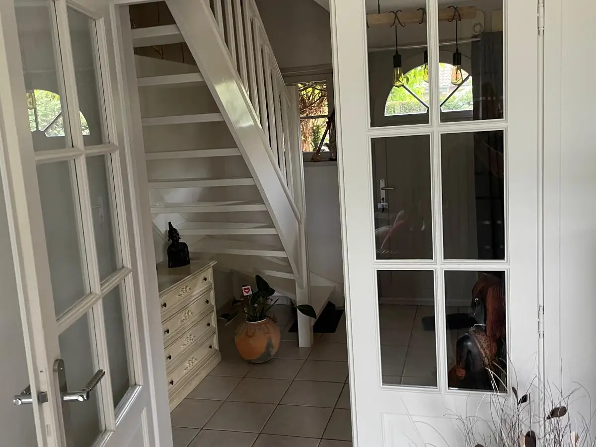 Entrée et escalier d'une maison en briques