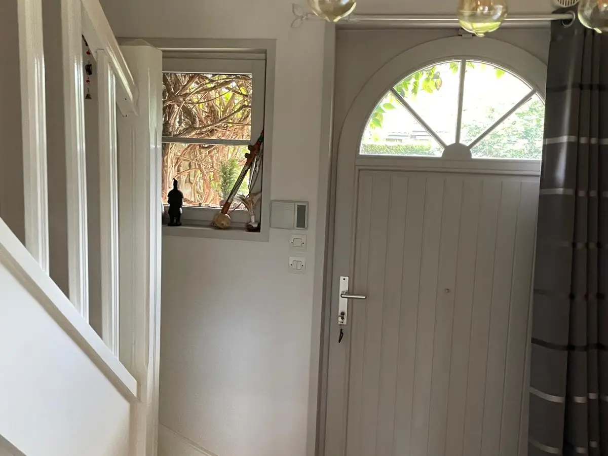 Entrée et escalier d'une maison en briques