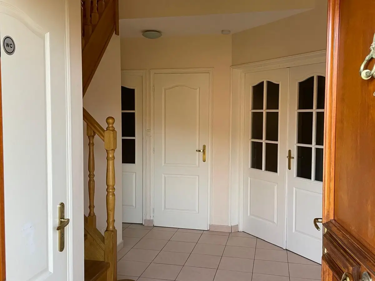 Entrée et escalier d'une maison en briques