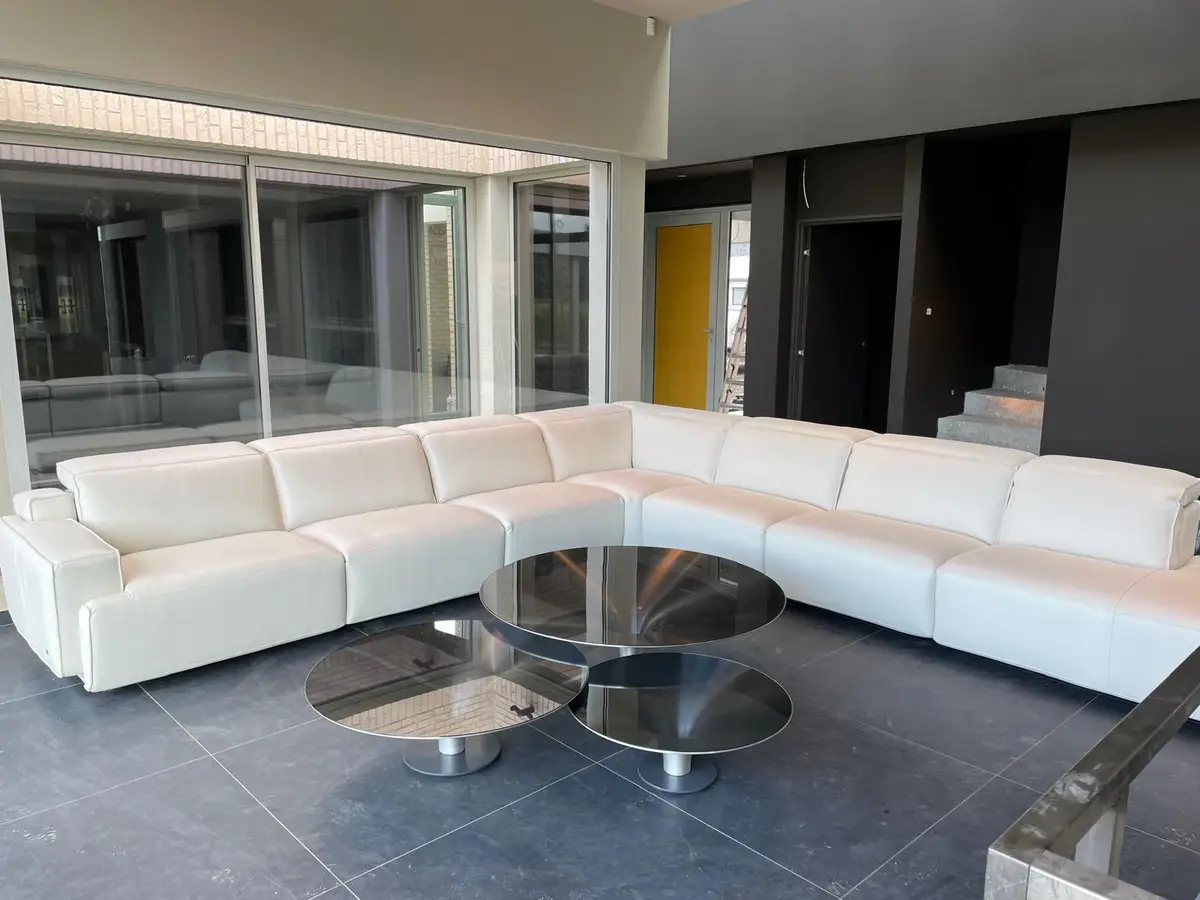Grand salon avec canapé blanc et table basse