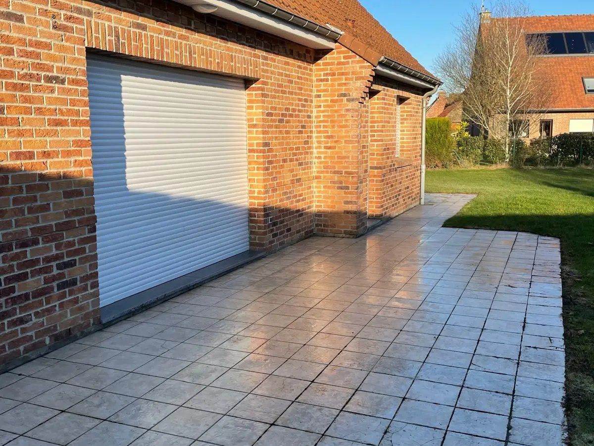 Terrasse carrelée nettoyée devant une maison en briques